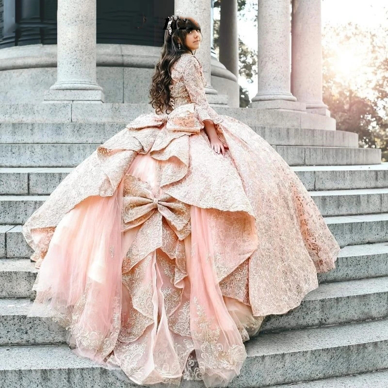 ピンクの光沢のあるQuinceaneraドレスボールガウンゴールドスパンコールアップリックビーズタルとジャケットボウスイート16 VESTIDOS DE XV 15 ANOS