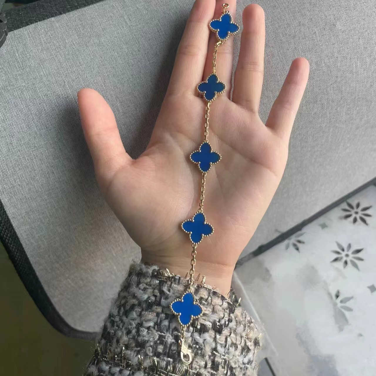 Designer High version VAN Four-leaf clover bracelet womens blue agate 18k rose gold bone chain South Korea