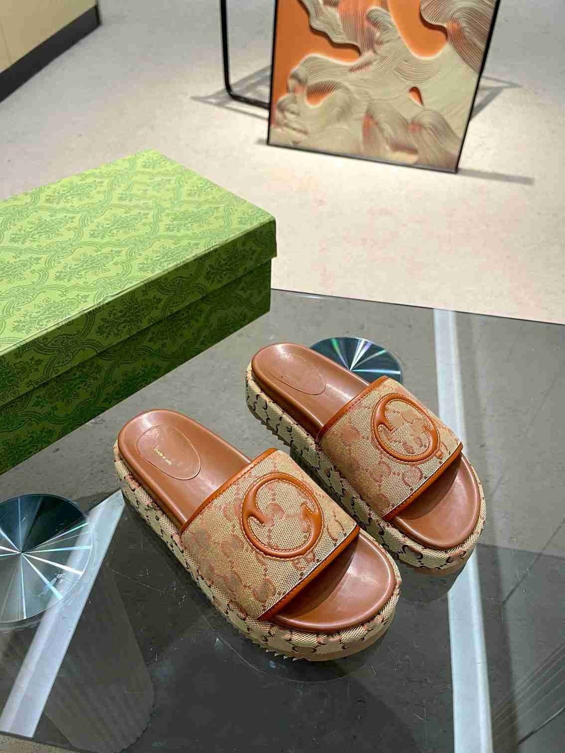 28Model 2024 Été luxueux non glissé Soft Cloud Femmes confortables Eva Men Couple de salle de bain Fuise creuse Hollow Anti-Slip Silent Designer Slippers Home Slippers Outdoor Taille35-45