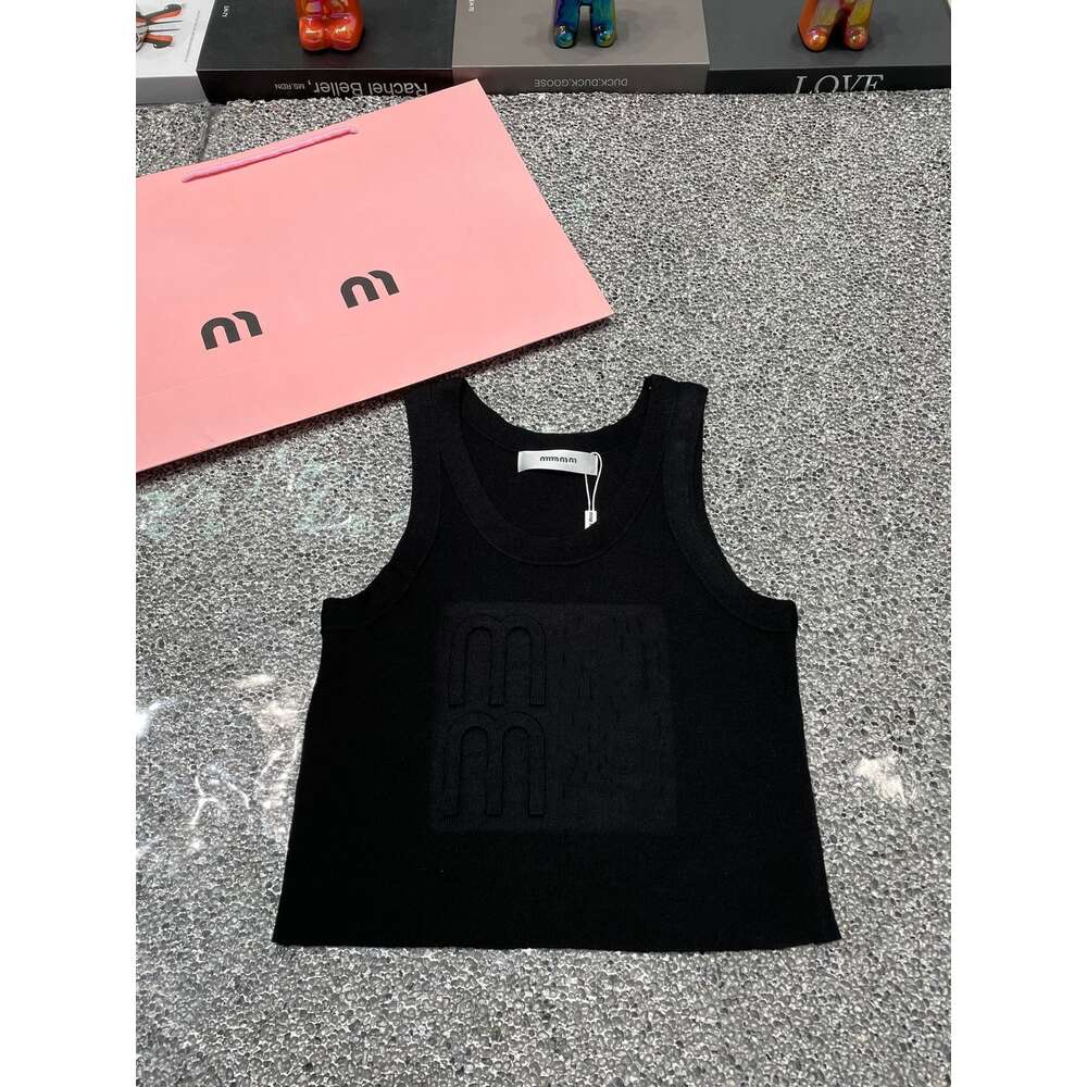 2024 Summer Short Shortless Designer Miu Women Remated Letter Sleeveless Top Top Fashion Lettera stereoscopica Lettera di Fit Women's Lim Fit Top 322