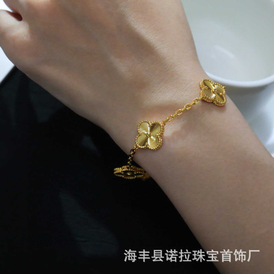 Designer Fashion Light Luxury en hoogwaardige handicraft v Gold Edition Fantasy Four Leaf Grass Bracelet Laser Vrouw