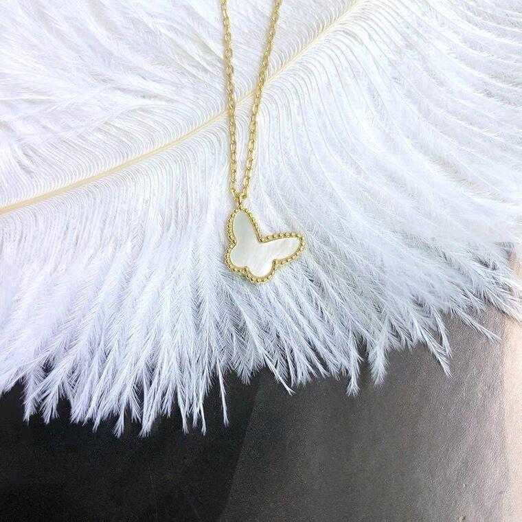 Projektant Naszyjnik Van Butterfly Womens 18K Gold Plated Non Fading Mini Small White Fritillaria wisiorek z łańcuchem kołnierzy z logo