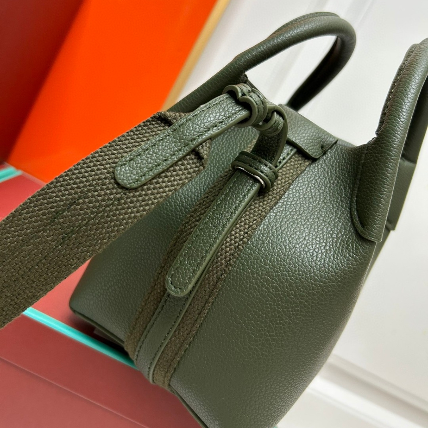 P170-6 جودة عالية الجودة حقيبة الدلو حقيبة الظهر يمكن أن تكون حقيبة يد من الكتف إلى الخلف ، محمولة ، عصرية ، واردة اليومية الحجم 16x14x14cm