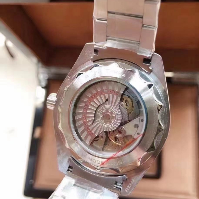 Luxury Mens Watch Designer Montres de haute qualité Sea 300m 007 Montres 40 mm Black Mouvement Automatique Bracelet en caoutchouc en verre saphir Aaa Montre de Luxe