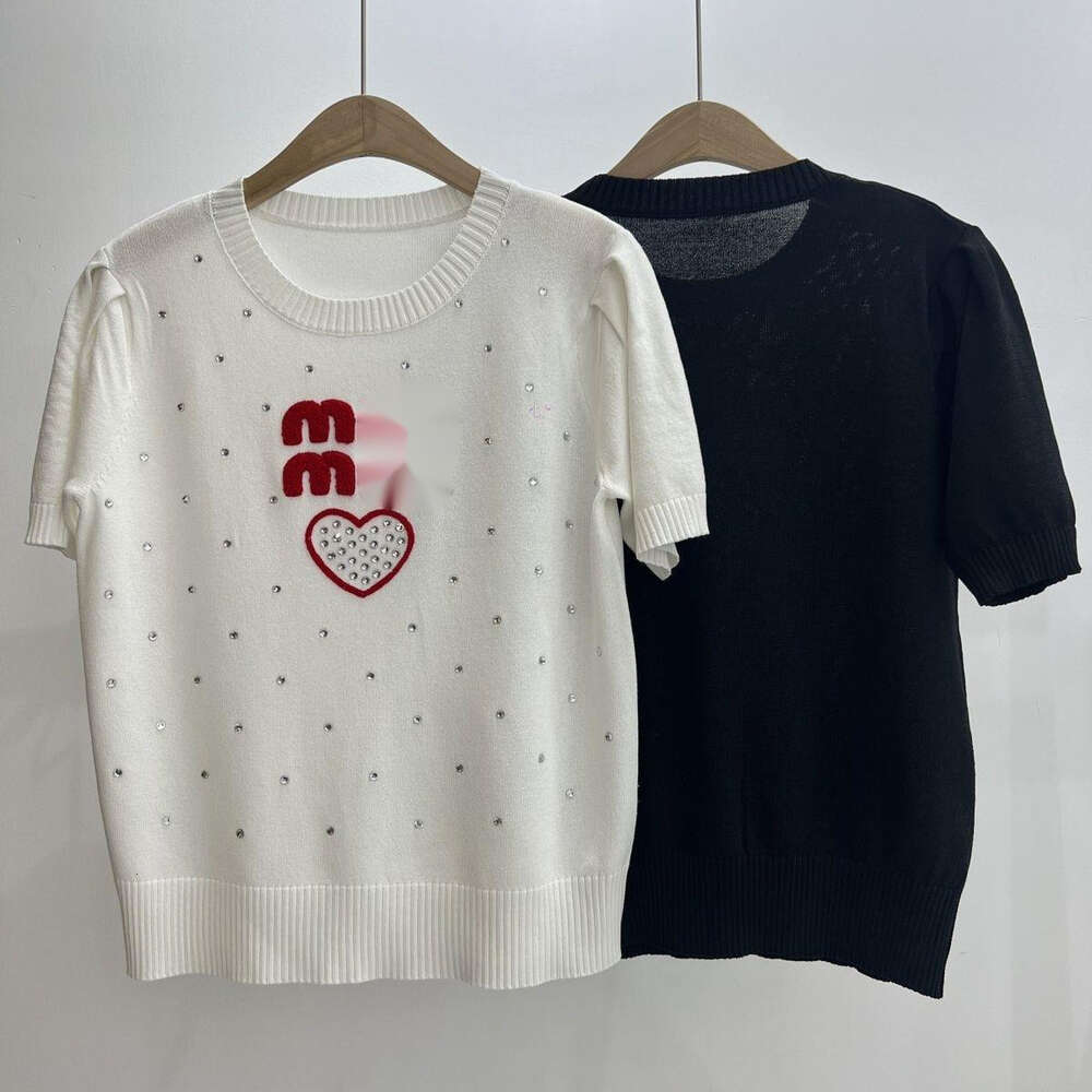 MIUMIUES TシャツデザイナーラグジュアリーファッションクラシックレディースTシャツ春/夏新しいレター刺繍ラブネイルダイヤモンドラウンドネックプルオーバー半袖