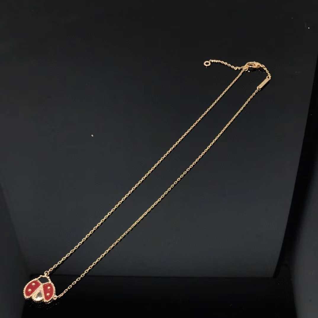 Designer High Version VAN Ladybug Necklace Electroplated 18k Rose Gold Red Jade Medal Four Leaf Grass Collar Chain Female