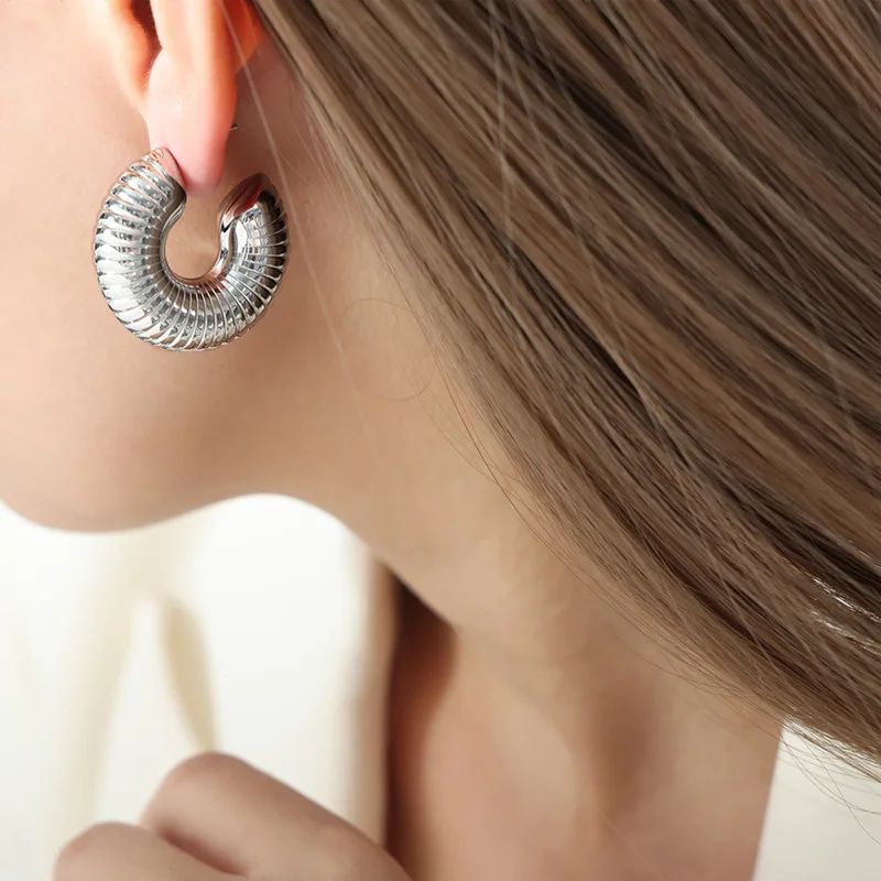 Boucles d'oreilles de cerceau pour femmes en acier inoxydable plaqué 18k lettre d'or C Forme de boucles d'oreilles vintage Accessoires de mode tendance