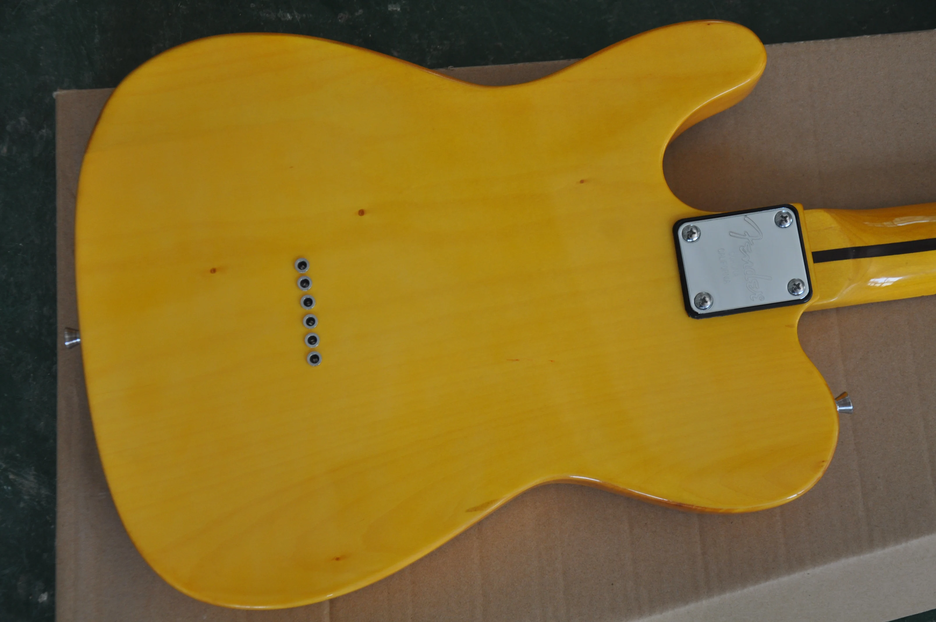 Câbles Factory Guitare électrique en gros de Basswood Jaune avec pickguard noir Nec à érable jaune et mannequin Chrome Hardwares