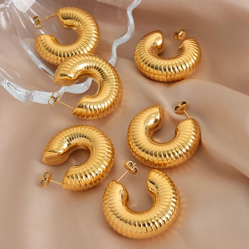 Boucles d'oreilles de cerceau pour femmes en acier inoxydable plaqué 18k lettre d'or C Forme de boucles d'oreilles vintage Accessoires de mode tendance