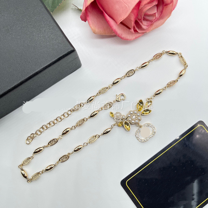 Colliers pendentifs Décoration de luxe, tempérament élégant, mondain de mondaine, collier de lettre de perles incrusté de diamants, bijoux à la mode, styles multiples