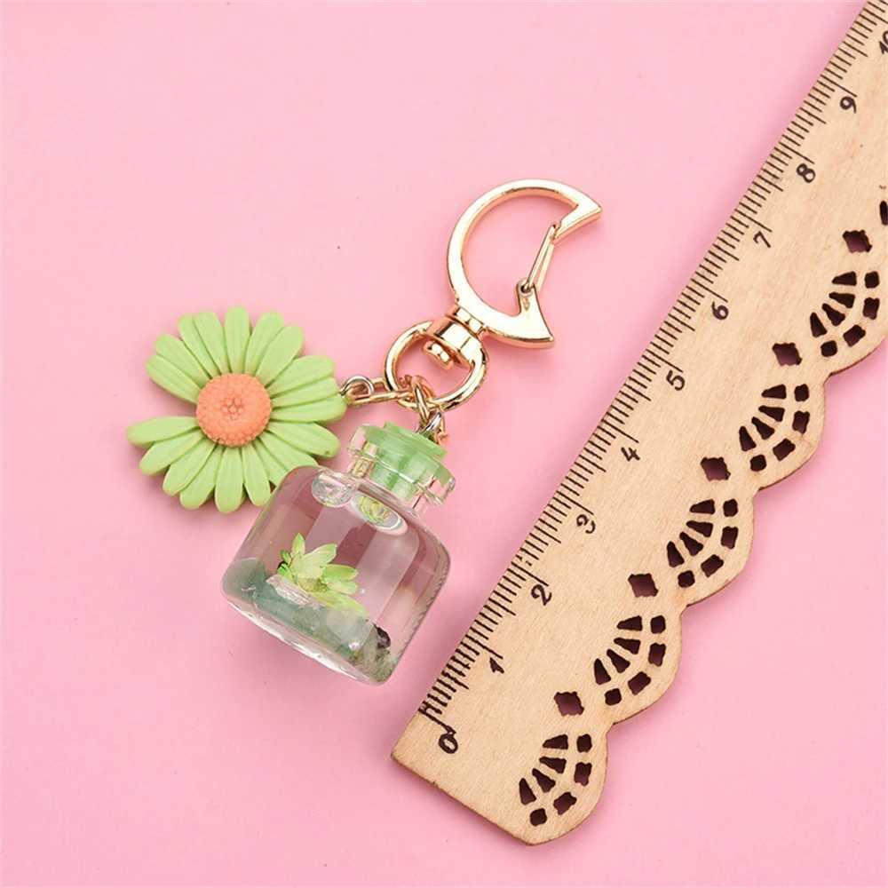 Anahtarlıklar Landards sevimli papatya çiçek anahtarlık ebedi kuru bitkiler ay tokası ile şişe şişe kolye anahtar tutucu kadın çantalar aksesuar
