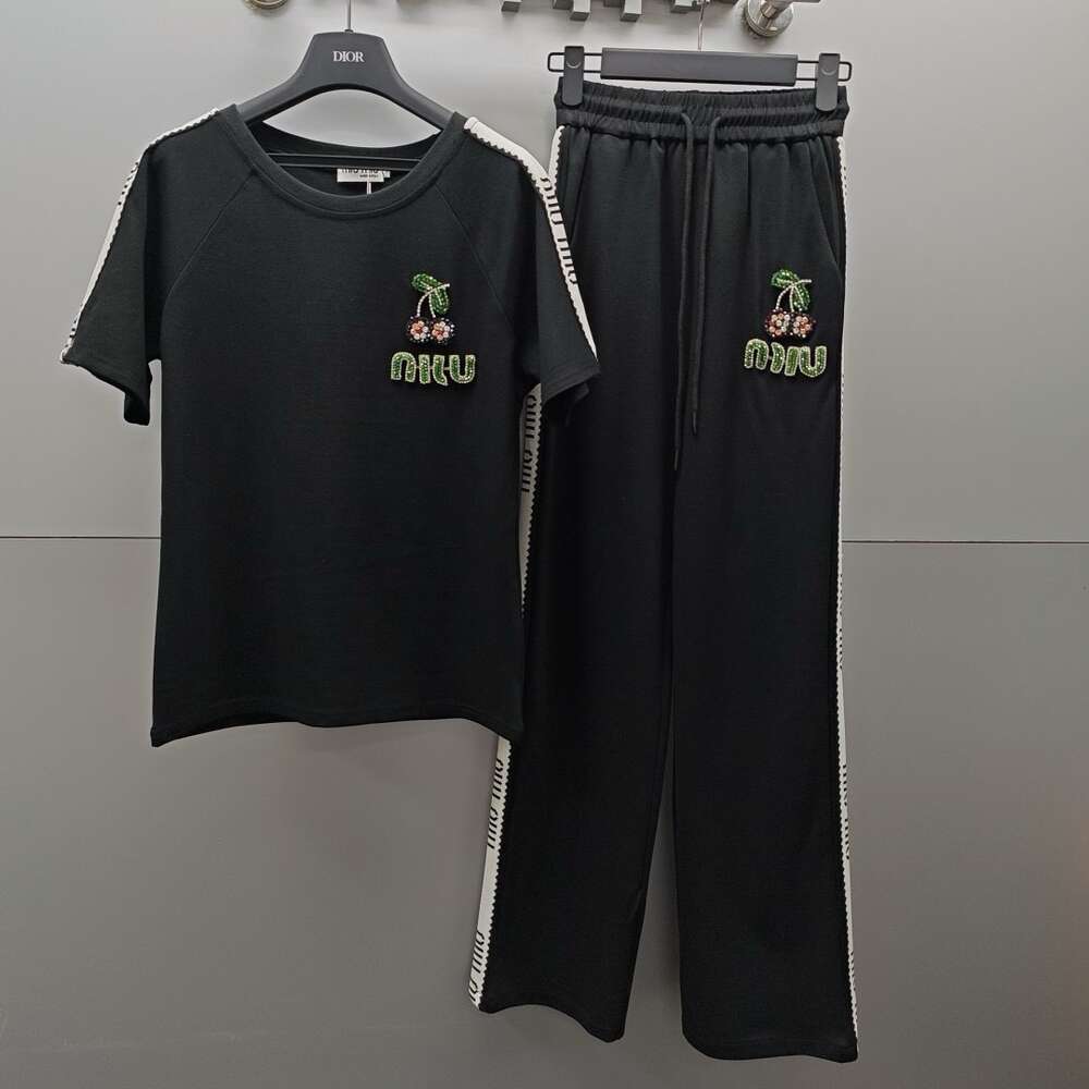 Designer MM Family 24Ss New Chest Pockets Cherry Hot Diamond Side Ribbon Straight Tube Trouser Set+Top
