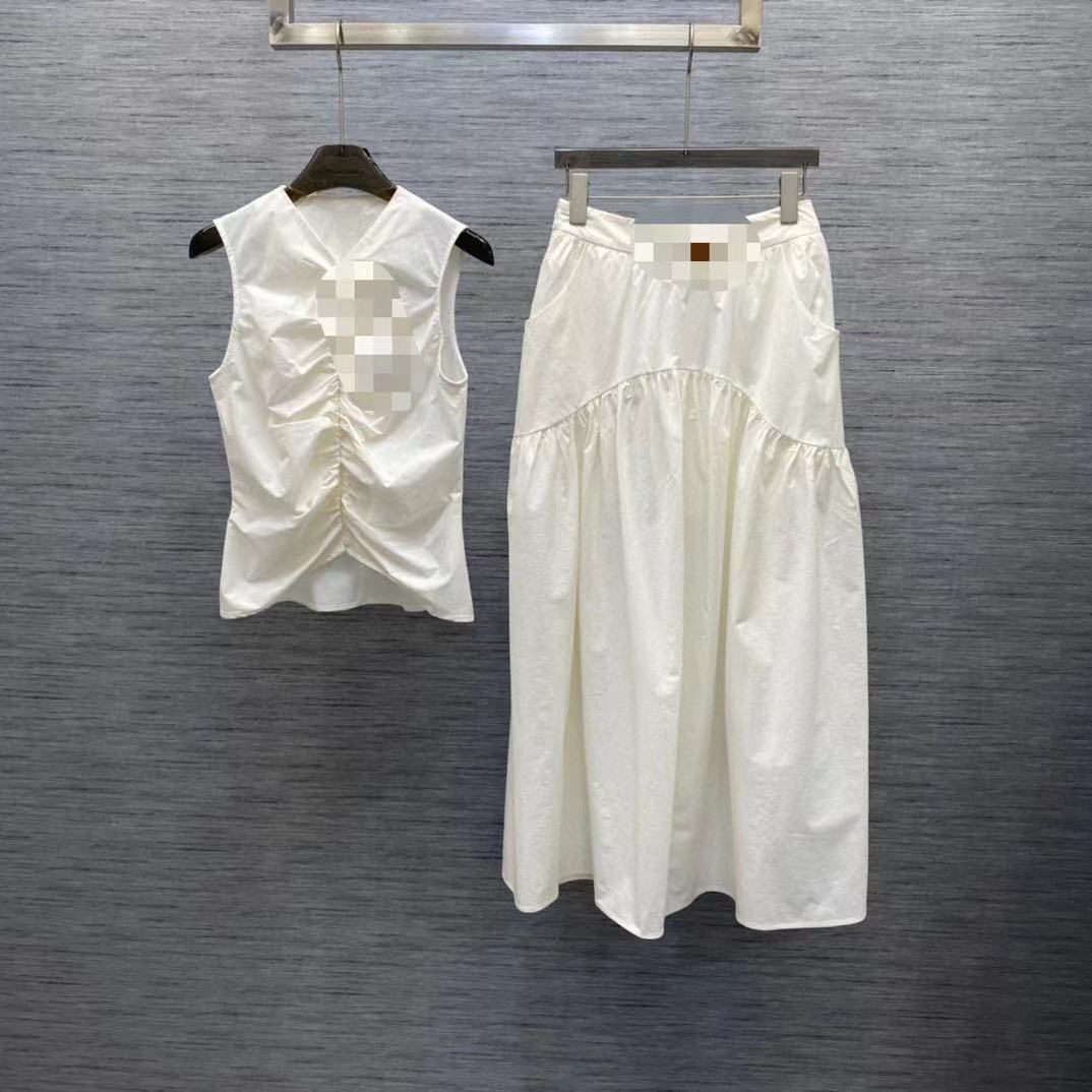 2024 Bahar Siyah/Beyaz Kadınlar İki Parça Elbise Tasarımcısı Kolsuz Piles Piles Kadın Üstler ve Uzun Etekler Seti 4157