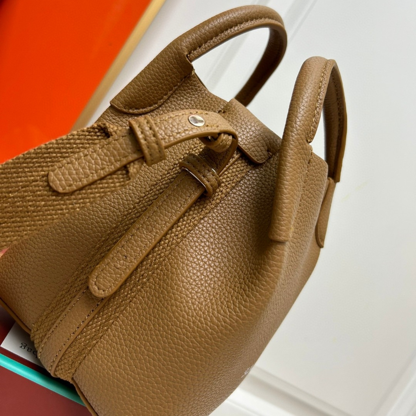 P170-2 جودة عالية الجودة حقيبة دلو حقيبة الظهر يمكن أن تكون حقيبة يد الكتف إلى الخلف ، محمولة ، عصرية ، وارتداء يوميا الحجم 16x14x14cm