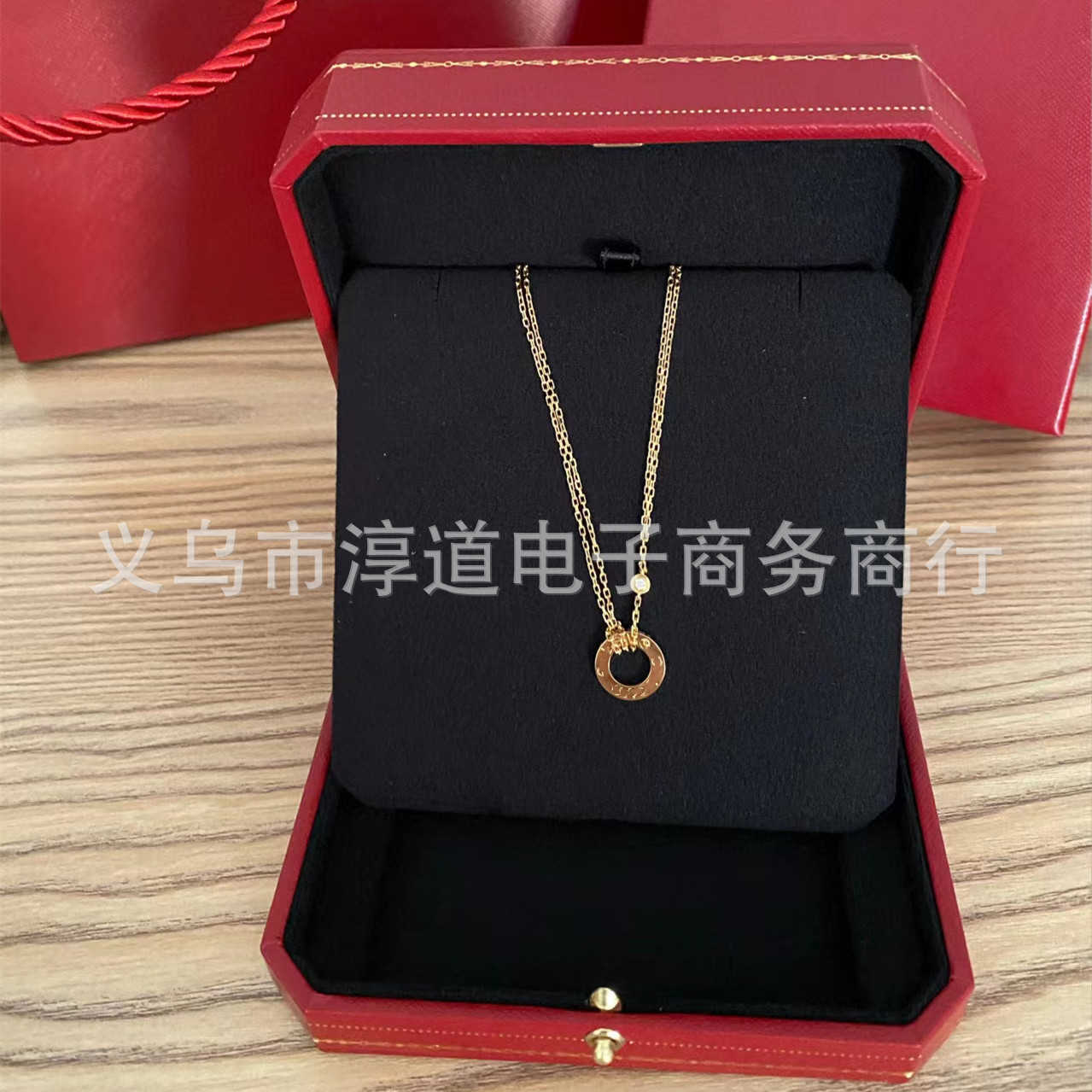 Cartes Love Collier Round Cake Collar Chain Double Big Big Cake Collier avec collier de pendentif en acier en titane en diamant