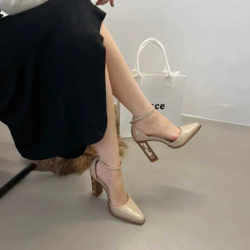 Sandalet Yeni Ahşap Tahıl Kalın Yüksek Topuklu Sandalet Retro Hollow Tek Ayakkabı Kare Kadınlar Düğmeli Top Moda Elbiseler J240416