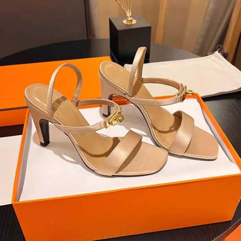 Sandalias 2024 Summer Nuevo hebilla de una sola línea Tacos altos Sandalias para mujeres sexy tacones altos zapatos para mujer J240416