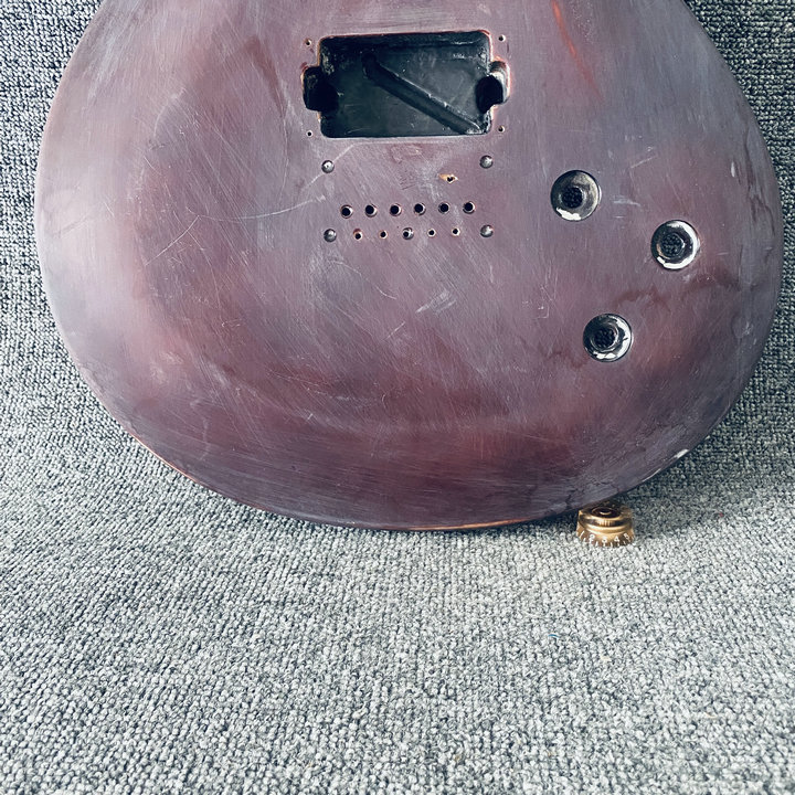 ワインレッドカラーLPギターボディ2つのハンバッカーピックアップを備えた頑丈な木材表面損傷と亀裂は、diyの置き換えのためにボディを通して未完成の弦