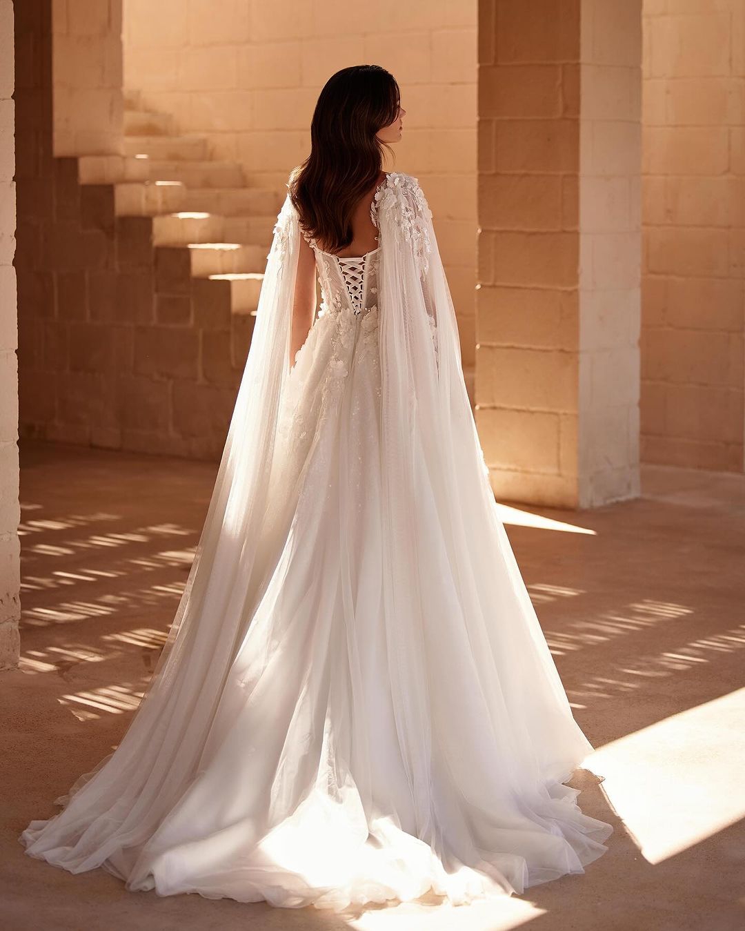 Robe de mariée en dentelle A-line 3D-appliques manches de châle robe de bal plus taille de balayage