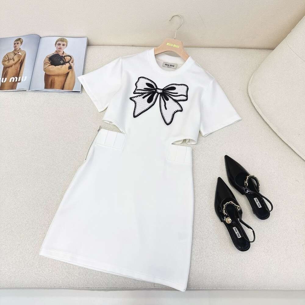 MM Family 24SS New Creat Bow Decoration Off the Weist Short Sleeve Dress Frasnable and Propelivery