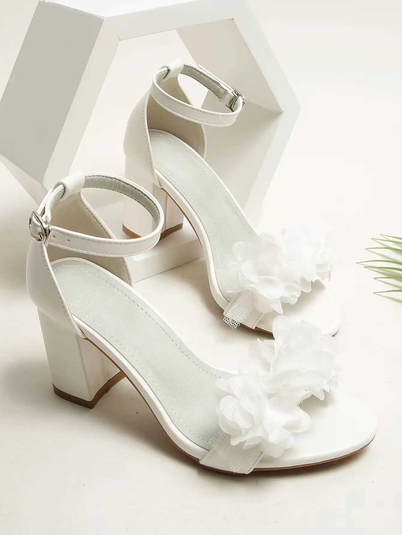 Sandali 2022 Scarpe da sposa estate sposa con tacchi alti bianchi eleganti sandali in pizzo solido designer nero fibbia alla caviglia nere tacchi alti spessi j240416