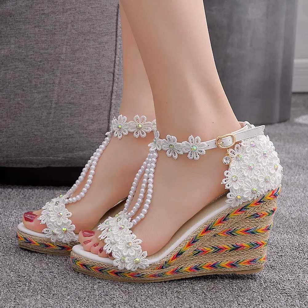 Sandaler Crystal Queen Womens Wedding Shoes White Spets Tassel Bride Exquisite Wedding High Heels Open Toe Summer Platform Pump J240416