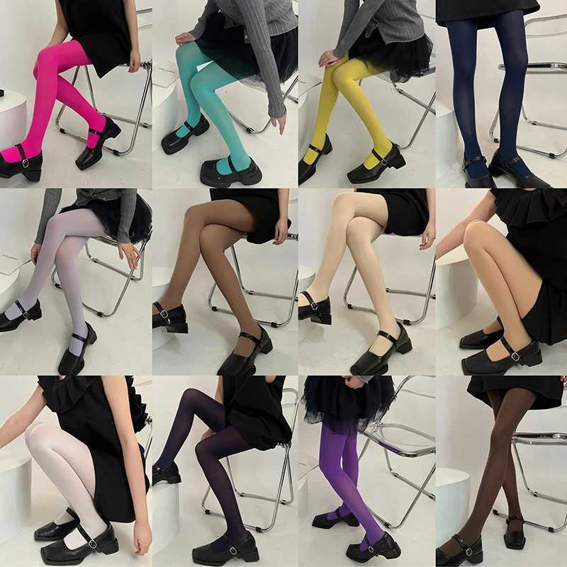 Meias sexy femininas coloridas coloridas coloridas super elásticas de veludo elástico meias de meia -calça sem costura com pés com meias uniformes sexy jk uniforme 240416