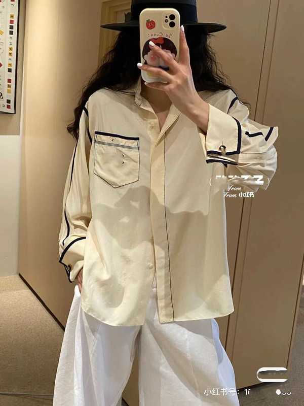 女性のブラウスシャツデザイナーXiao Xiangの正しいバージョン中世のシャツ、シンプルでカジュアル、男性向けの同じスタイル、深センナニューハイエディションJQMV
