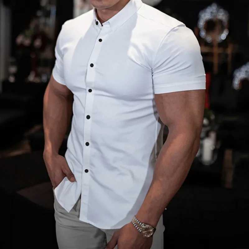 Chemises décontractées pour hommes Vente chaude pour hommes exercices Fitness Fitness Men à manches courtes Couleur solide Collier de remin-down Show Muscle Men Shirt 24416