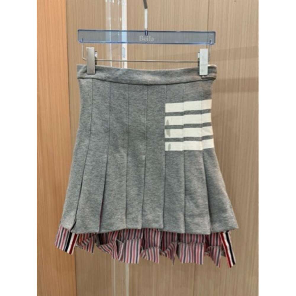Projektant KK Spring/Summer Sports krótka spódnica wszechstronny styl, swobodny za darmo, podnoszące biodra, słodkie składanie, kontrastowe projektowanie kolorów