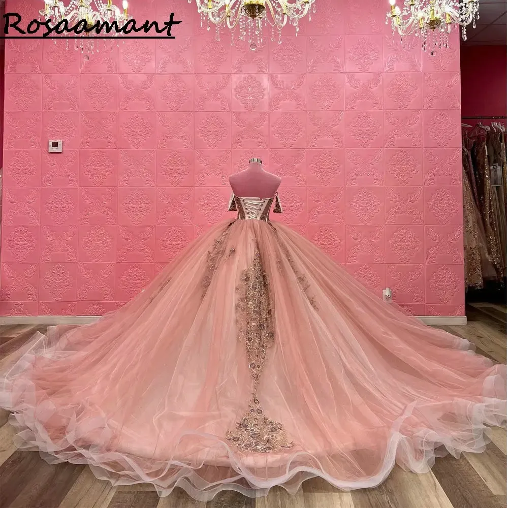 Pink Illusion Crystal Beading Ball Gown Quinceanera klänningar från axelguldapplikationerna spetskorsett vestidos de 15 anos