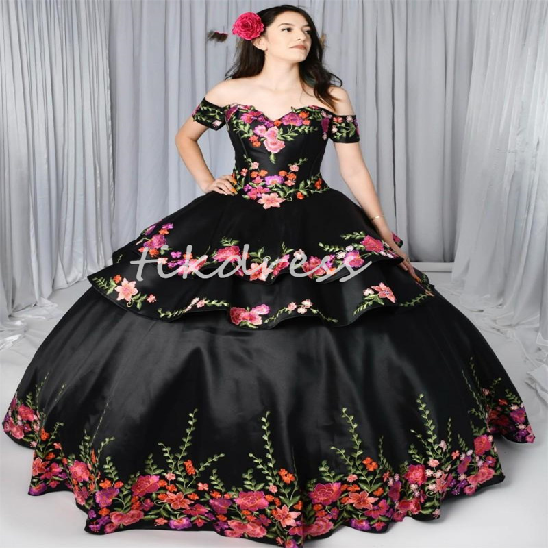 Mexikanska svarta quinceanera klänningar charro löstagbar kjol blommor broderad av axeln söt 16 klänning mexico tema gotisk femton födelsedagsfest klänning 2024
