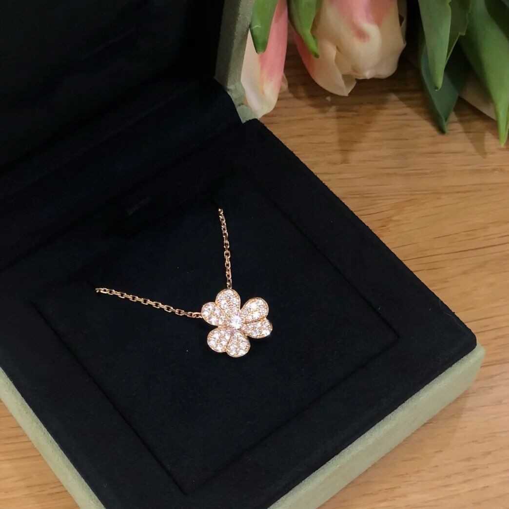 Designer Van Clover Necklace 925 Sterling Silver Plated 18K Gold Diamond Inlaid Clover Pendant med tre kronblad fulla av klubbkedja