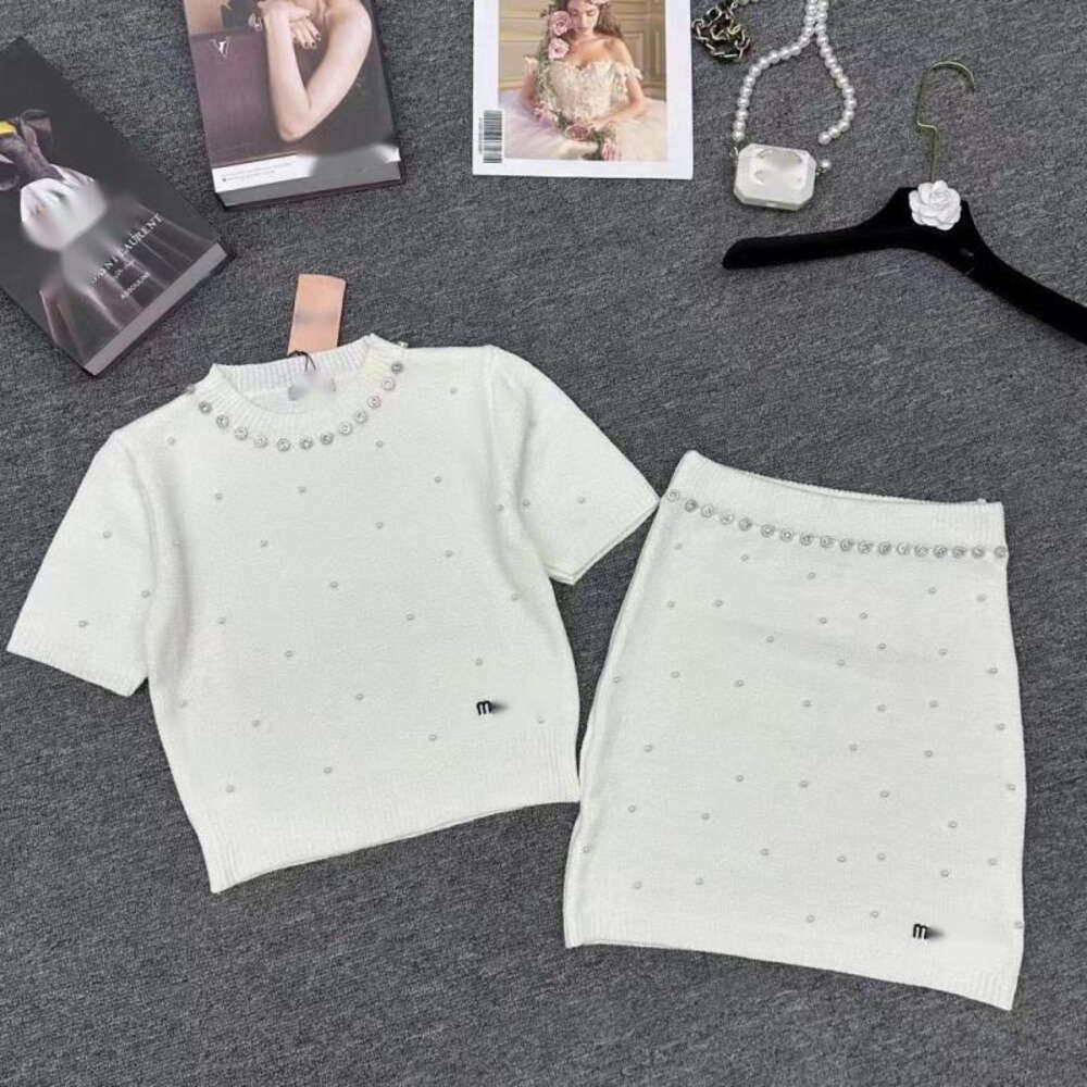 Miumiuss Suit Designer Luxury Fashion Two Piece Spring New Round Neck Short Sleeved Knitted Shirt For Hip Half Skirt Set For Women