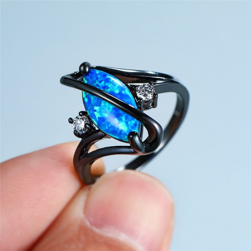 Einzigartiger Stil weiblicher blauer Opal -Stein Ring Vintage Black Gold Eheringe für Frauen Versprechen Liebe Verlobungsring278p