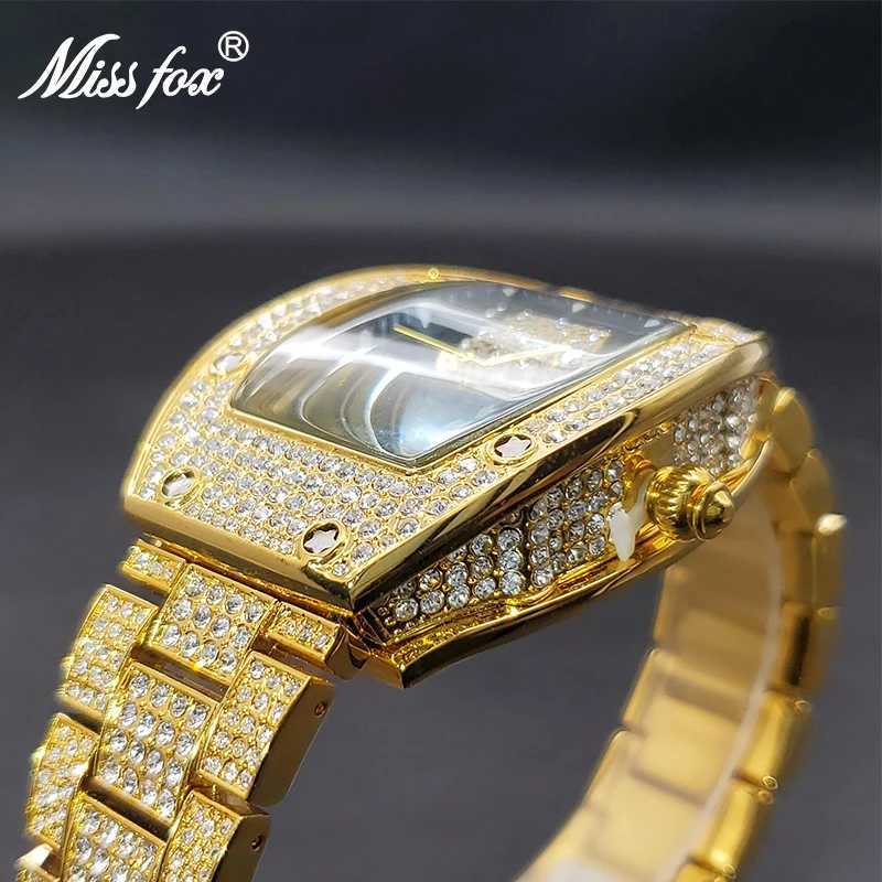 Armbanduhren sind neue goldene Tonneau -Uhren für Männer Luxus Full Iced Diamond Quartz Herren Anschauen Mode Hip Hop Big Dial Hand Clock Dropshipping D240417