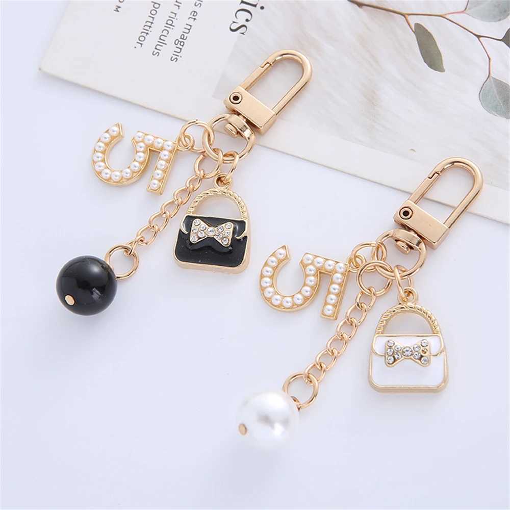 Keychains Lanyards Luxury Handbag Pendant Keychains Fashion Pearl Number 5 Tassel Keyring For Women Bag Ornament Car Key Chains smycken Tillbehör D240417