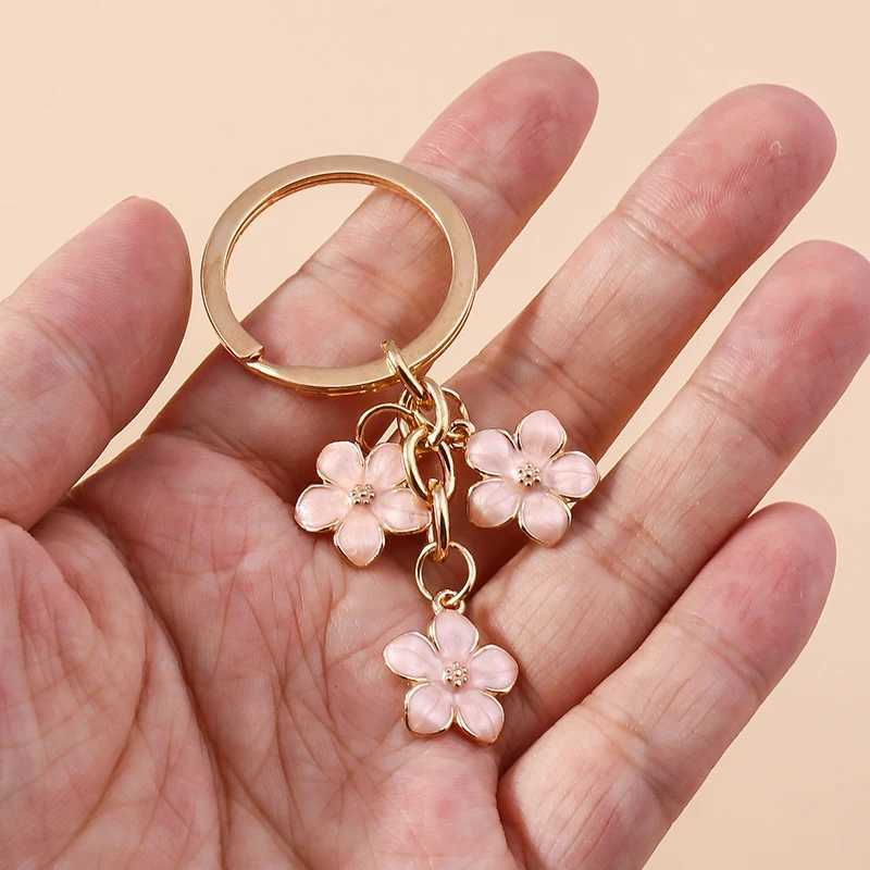 Keychains Lanyards Cute Enamel Keychain Colorful Sakura Flower Key Ring Sweet Key Chains for Women Girls Handbag Accessories DIY Jewelry Gifts d240417