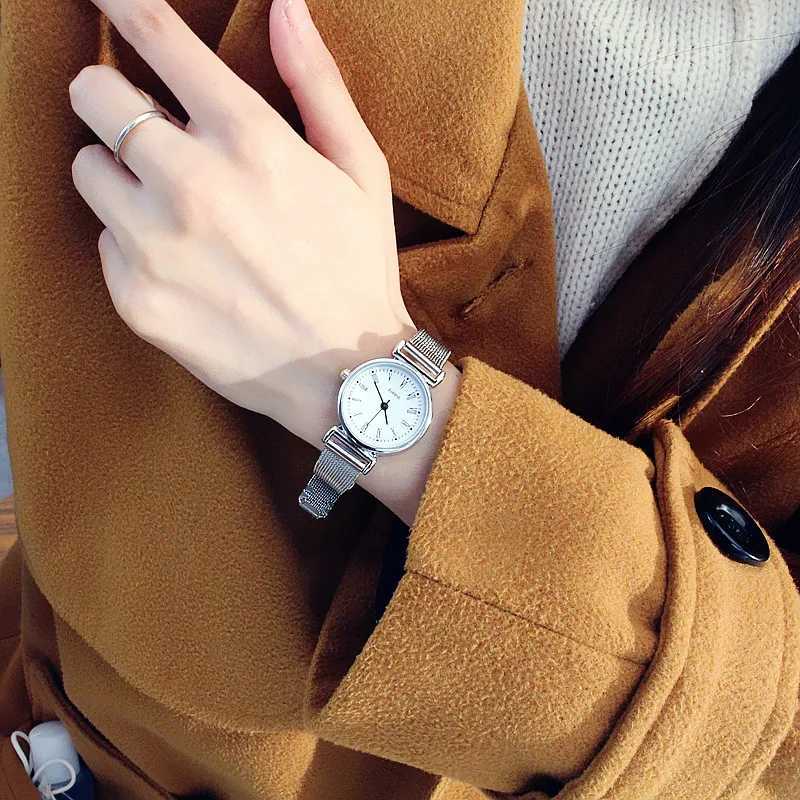 Armbandsur mode klassiska kvartsur för kvinnor lyxiga kvinnliga klockor klockhanden vit svart rostfritt stål band presenter d240417