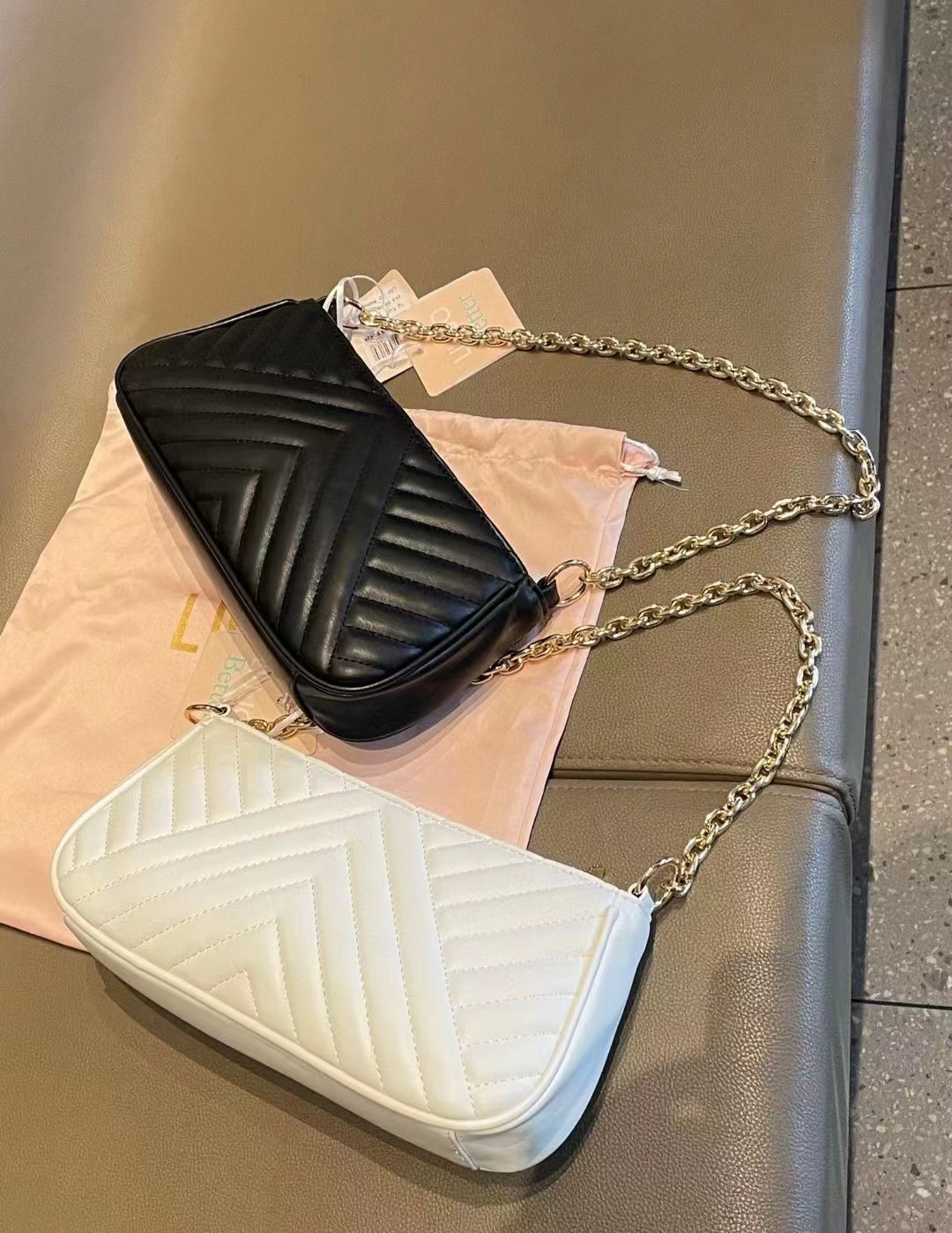Ny kedja axelväska, armhålväska, fashionabla rimpled kvinnors väska, mångsidig handväska