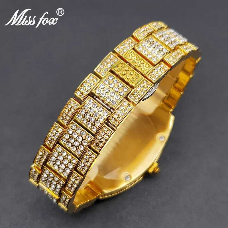 Armbanduhren sind neue goldene Tonneau -Uhren für Männer Luxus Full Iced Diamond Quartz Herren Anschauen Mode Hip Hop Big Dial Hand Clock Dropshipping D240417