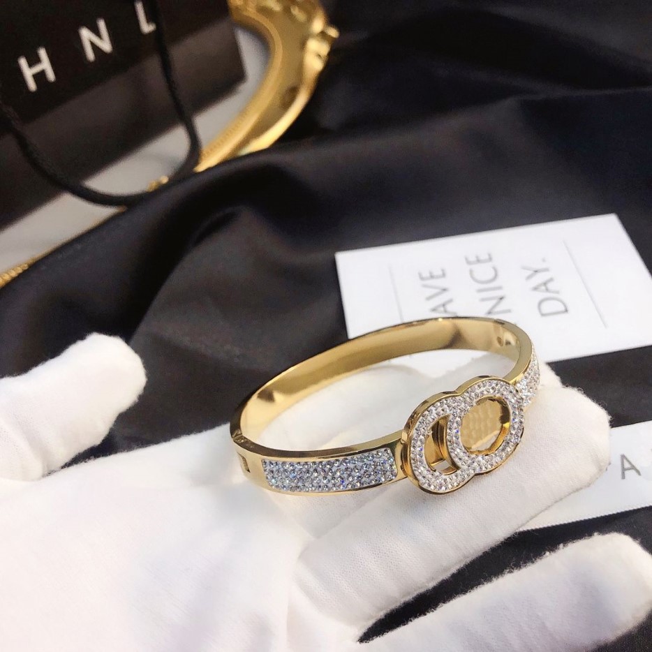 Pulseras de lujo populares Diseño de moda seleccionada Bangle de oro 18K Accesorios de joyas chapadas en joyas para mujeres Fiesta exclusiva Wedd239d