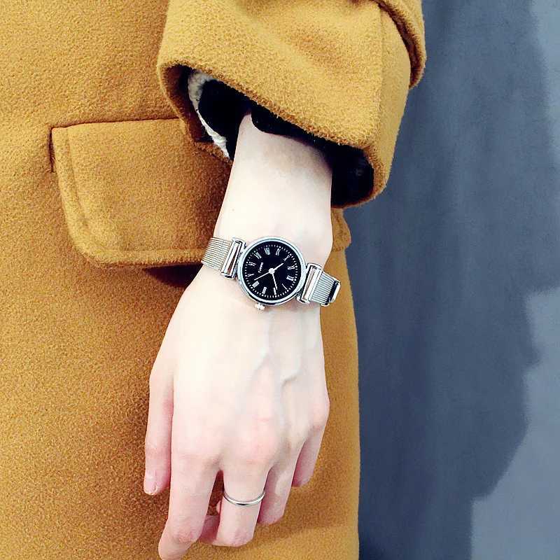 Armbandsur mode klassiska kvartsur för kvinnor lyxiga kvinnliga klockor klockhanden vit svart rostfritt stål band presenter d240417