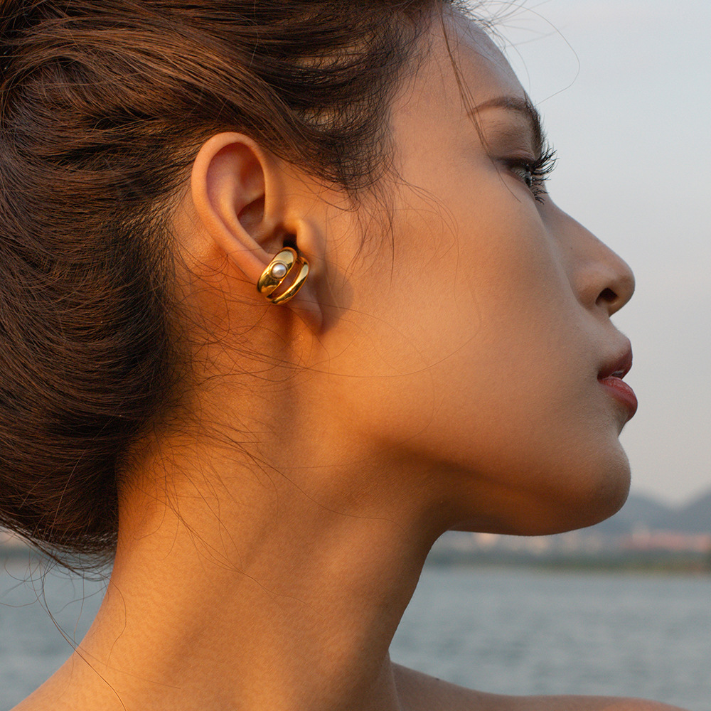 Style Instagram Style à la mode et minimaliste Double-couche Clip d'oreille perl incrustée pour les bijoux en or 18k non décolâtres en acier de titane pour femmes