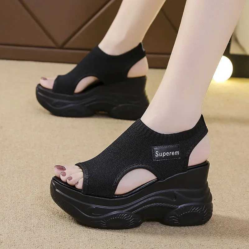 Sandaler Kvinnor Sandaler 2023 Summer Wedge High Heel Elastic tyg Cover Fötter Kvinnor Sandaler Tjock Sole Fashion Tile Elevation Casual Shoes J240416