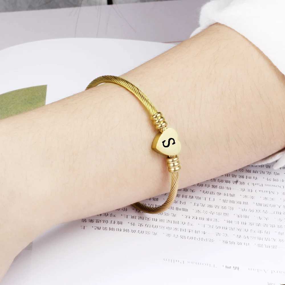 Bangle Fashion Girls Gold Color rostfritt stål Hjärtarmband Bangle med bokstav Fashion Initial Alphabet Charms Armband för Womenl240417