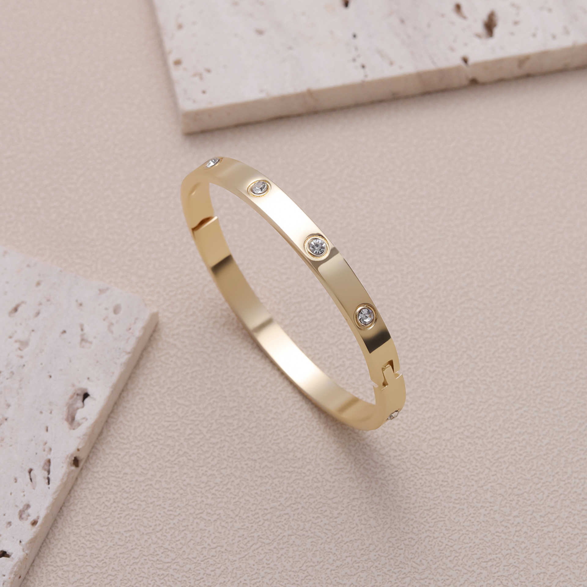 Design squisito uomo e donna bracciale vendita online creativo nuovo prodotto oro bracciale argento di quinta generazione rosa placcata amore rosso con bel braccialetto