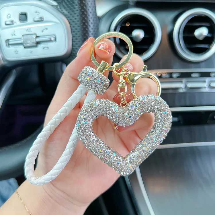 Keychains Lanyards Creative Hollow out Ceramic Clay Full Diamond Love Key Chain Leather Rope Sticking Water Diamond Car Key Pendant Simple d240417