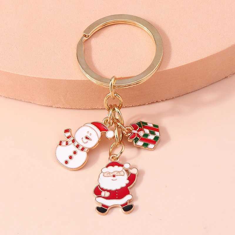 Keychains colhedas desenho animado Santa Claus Keychains esmalte o boneco de neve de natal Box Box Keyrings For Momen Homem Men Carregam Pingentes de Pingentes de Pingentes D240417