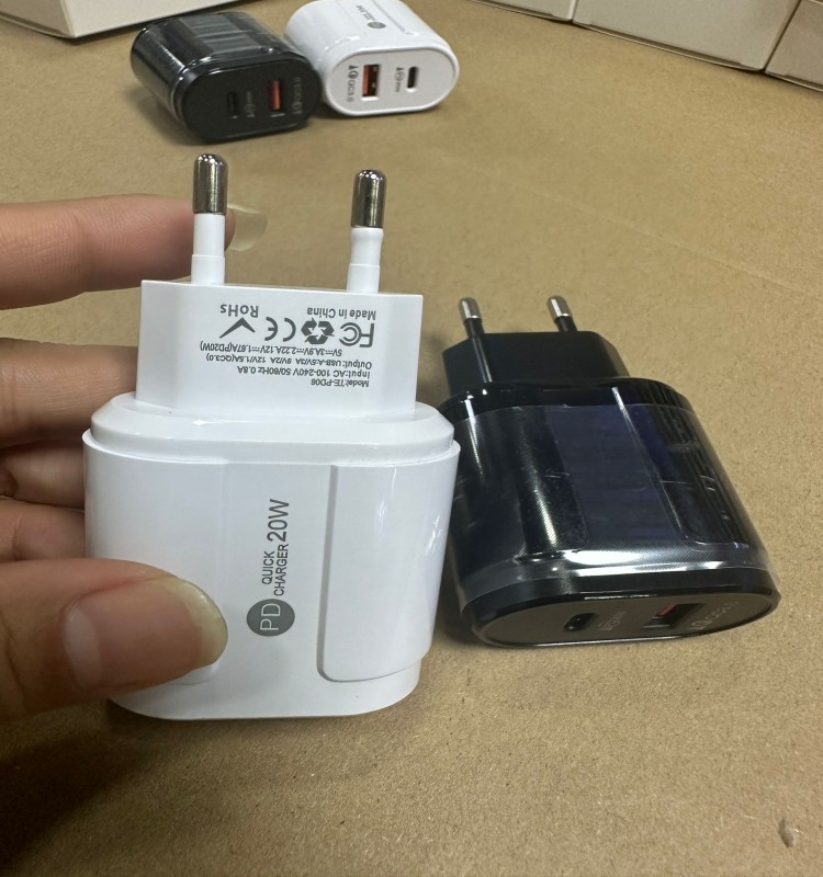 نوع عالي الجودة C USB UE US Plug PD 20W QC 3.0 شحنة شحنة شحن سريع الشحن للهاتف الذكي 8p Android